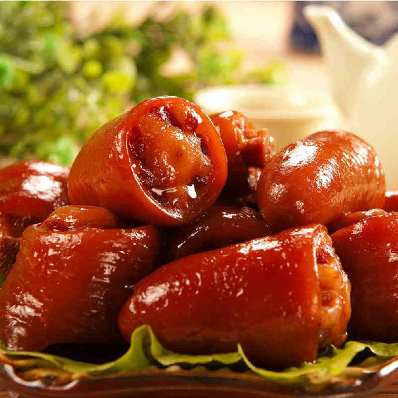 材料:猪尾,红酒,辣椒,姜,蒜,五香粉,老抽,味精,糖,盐.