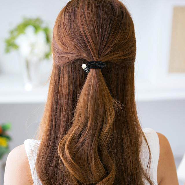 上了年纪的女人,这样扎头发更有女人味