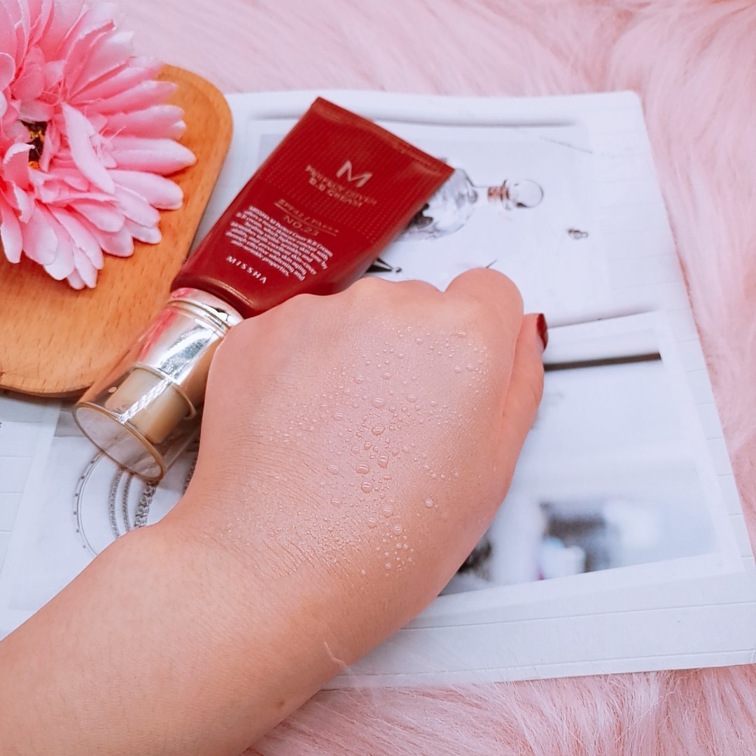 一般高遮瑕度的底妆同样都会有很好的持妆效果,持久度很强,这款bb霜也