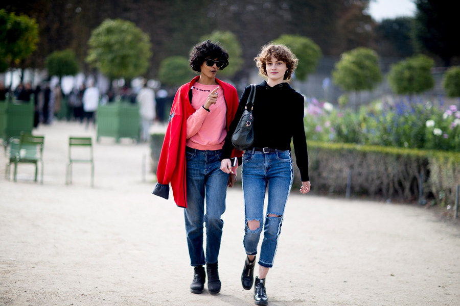 红色配粉色也是很好看的,配上中性风格的牛仔裤和鞋子,娘man平衡.