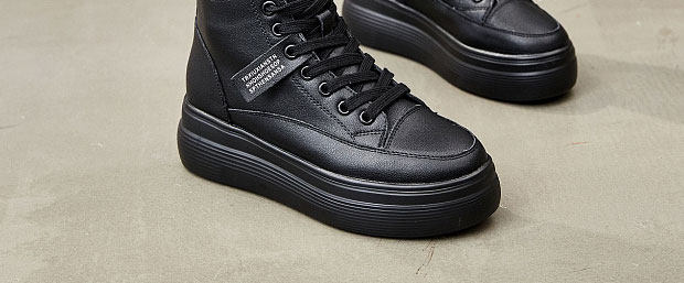 全黑鞋女厚底皮面中帮加绒黑色鞋子皮棉鞋百搭高帮小黑鞋秋冬板鞋