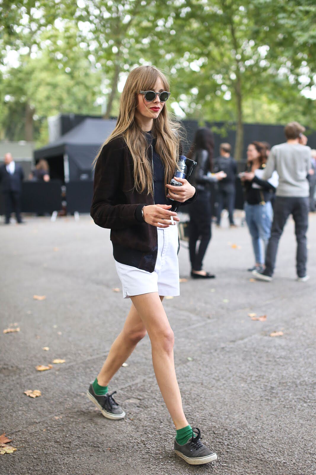 此外,身上有绿色单品的话,可以穿一双绿色袜子进行呼应,但不建议饱和