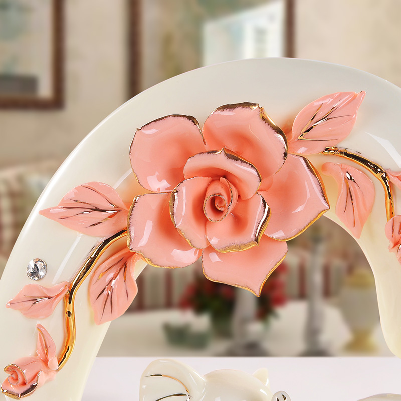 Ceramic arts and crafts of Europe type TV ark, creative furnishing articles wedding gifts home decoration three little elephant