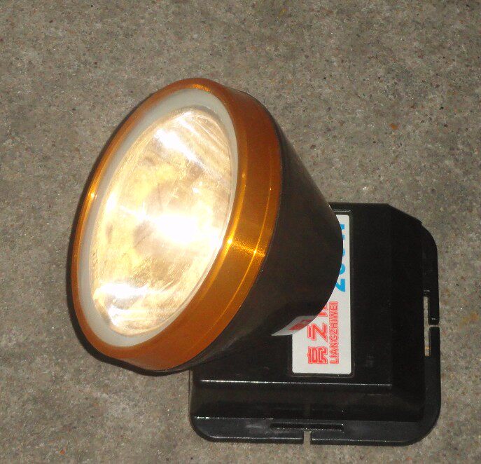 黄光亮之伟强光超亮头灯户外取鱼钓鱼野外看守夜行射程3000米厂家