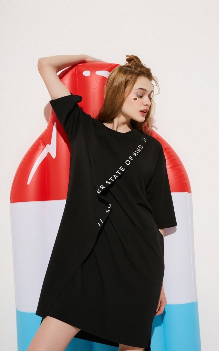 only2017夏新字母刺绣大口袋宽松连衣裙女|117261526       模特佩戴