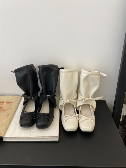 Temperature casual fashion single boots for women sweet and fashionable round toe mid-tube boots Korean style flat bottom hollow bow sandal boots
Temperature casual fashion single boots for women sweet and fashionable round toe mid-tube boots Korean style flat bottom hollow bow sandal boots