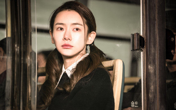 戚哥电视双眼皮,素颜,中国红唇色成热议