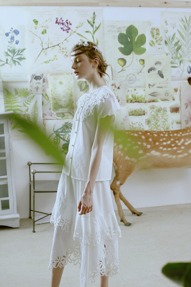 脸儿艺镂空刺绣大花瓣裙摆a字清新白森女百搭半身裙