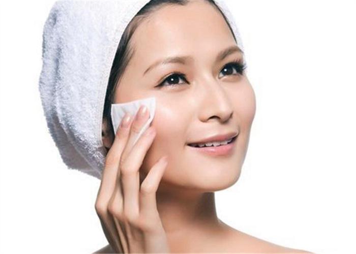 当然没错,洁面后涂抹化妆水的速度越快越好,但也不要认为只对着镜子将