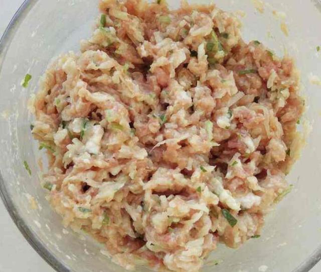 奶奶调的萝卜肉馅饺子,大人小孩都爱吃
