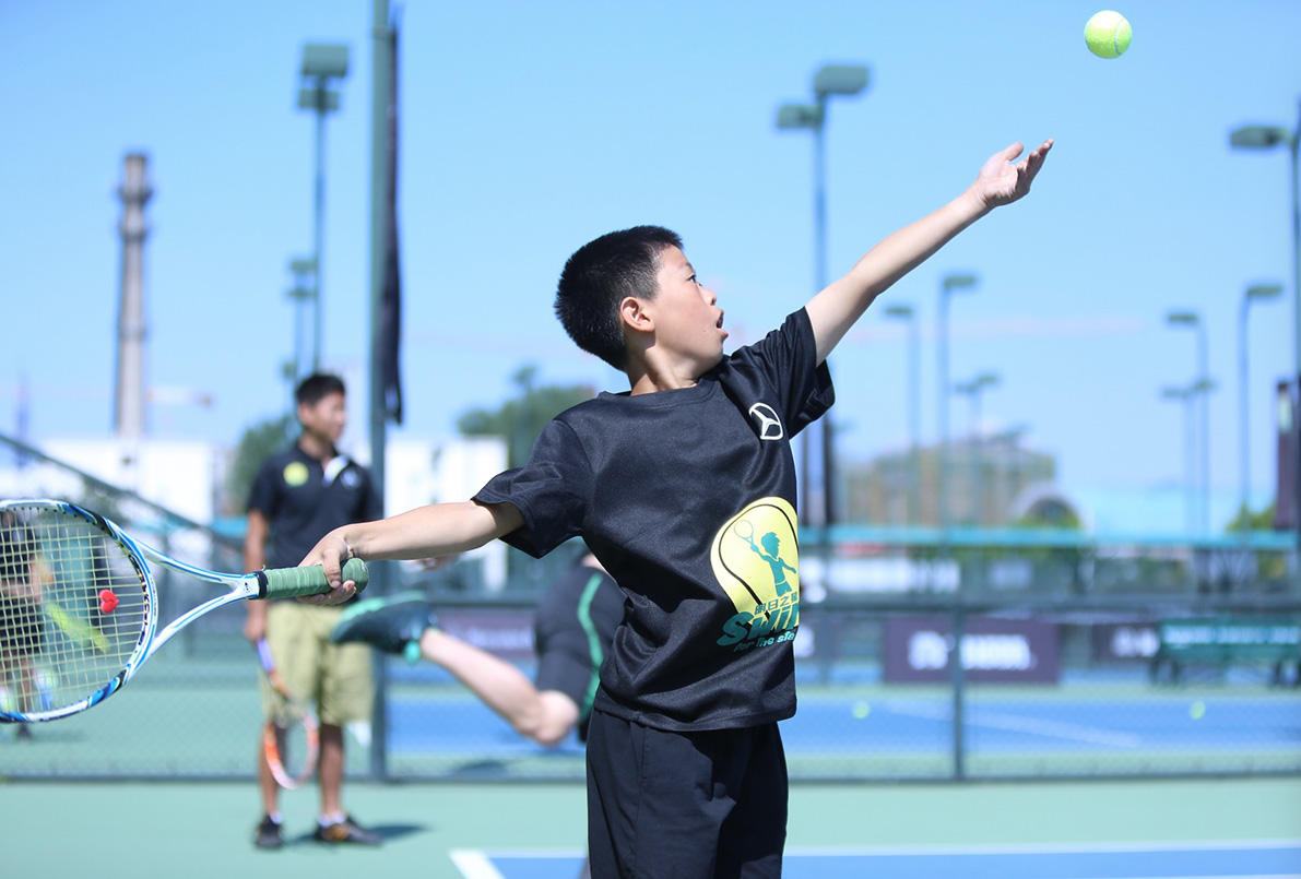 如何挑选网球运动的装备来了解一下吧