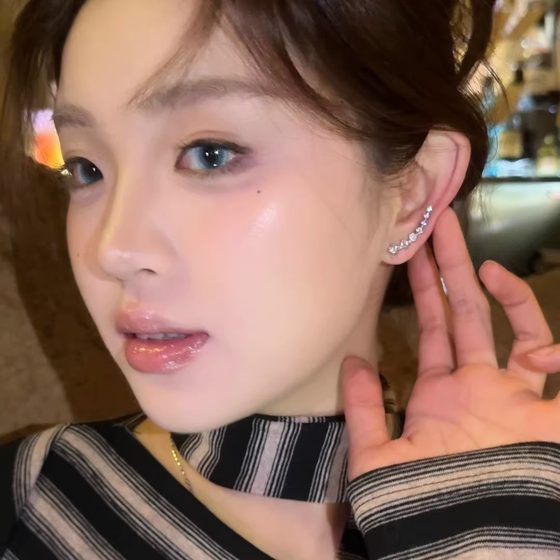 모조 다이아몬드 은하 1 열 빛나는 귀걸이 2025 여성을위한 새로운 디자인 감각과 우아함 귀걸이 모조 다이아몬드 은하 1 열 빛나는 귀걸이 2025 여성을위한 새로운 디자인 감각과 우아함 귀걸이