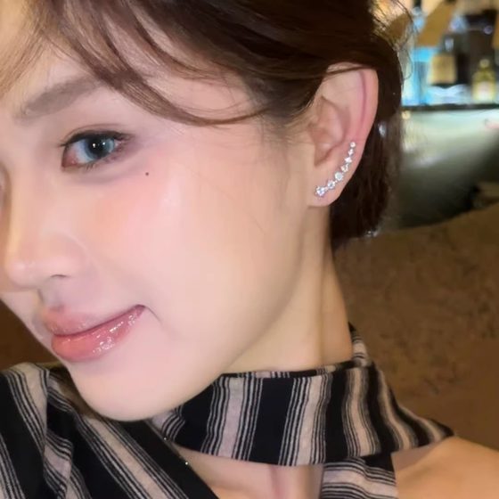 모조 다이아몬드 은하 1 열 빛나는 귀걸이 2025 여성을위한 새로운 디자인 감각과 우아함 귀걸이 모조 다이아몬드 은하 1 열 빛나는 귀걸이 2025 여성을위한 새로운 디자인 감각과 우아함 귀걸이