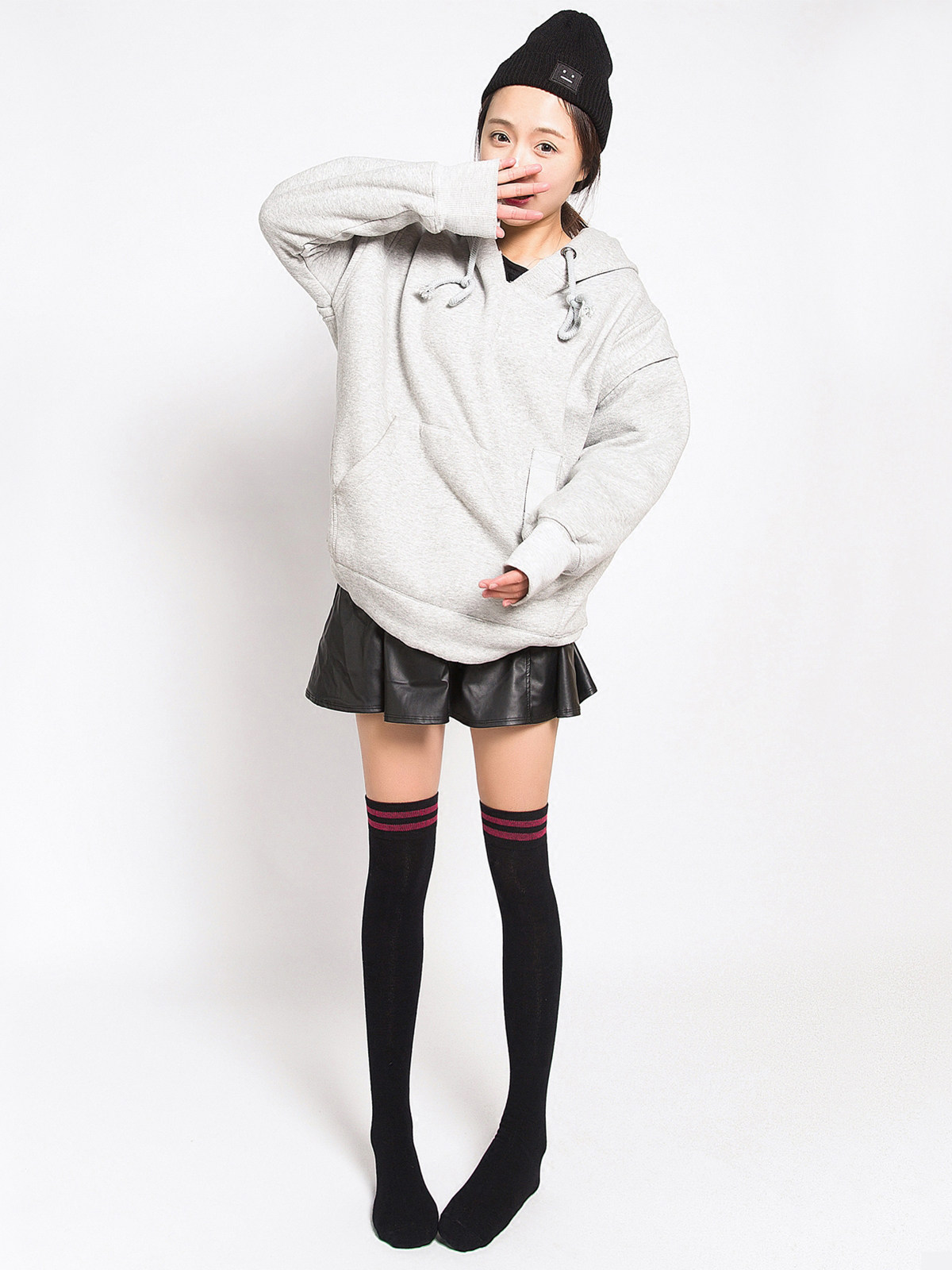 韩版过膝长筒袜,搭配韩国东大门时尚卫衣,时尚指数蹭蹭往上升!