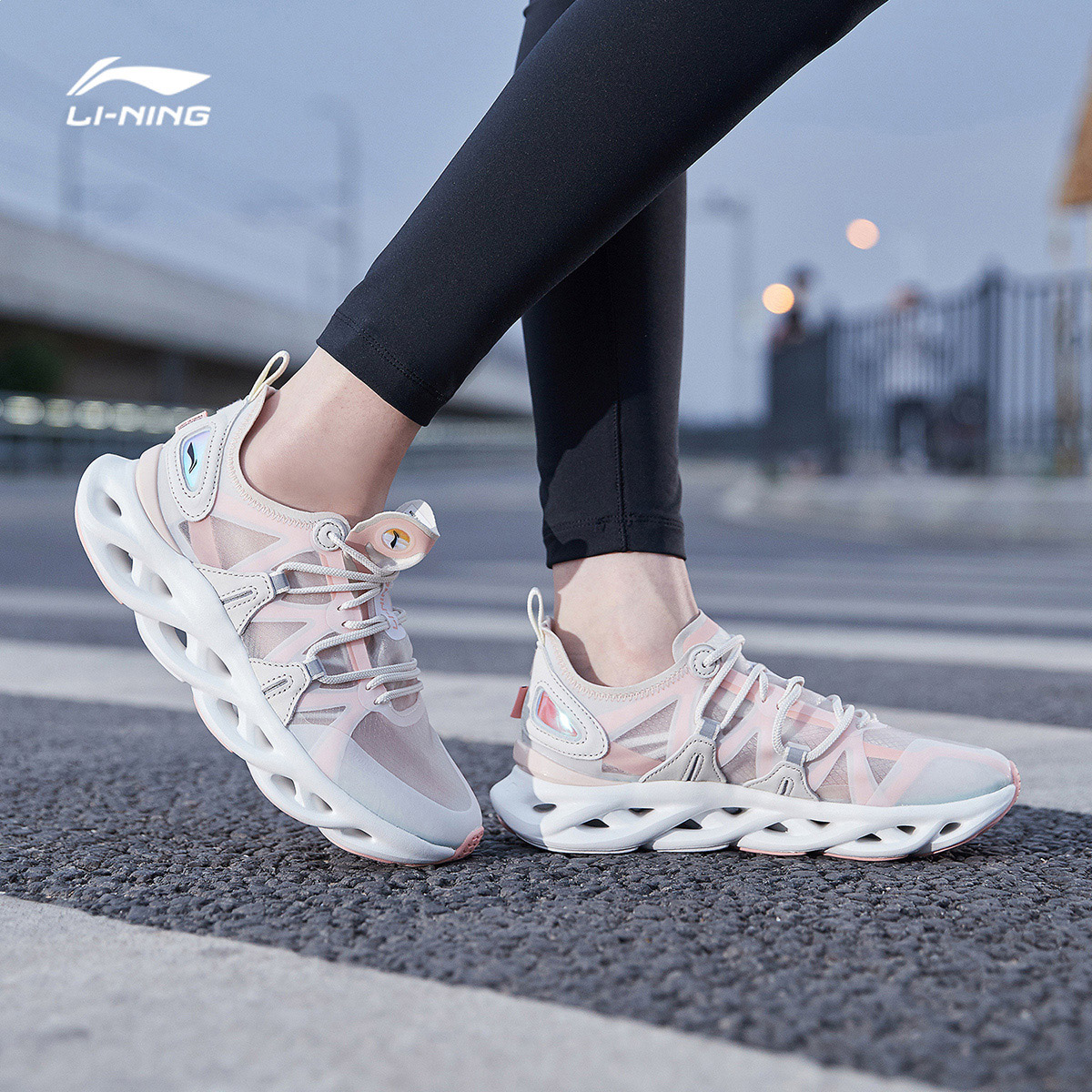 李宁跑步鞋女鞋2020新款李宁弧减震回弹跑鞋女士低帮运动鞋,降价幅度20%