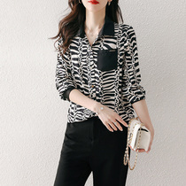 High-end design sense shirt womens long sleeves 2021 spring new light cooked French niche jacket wear wild