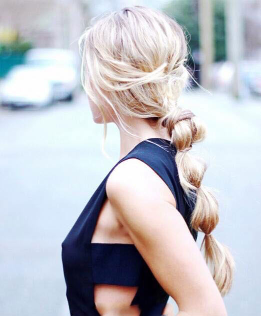 藕节辫配美耳坠,初春街头做抢眼美少女