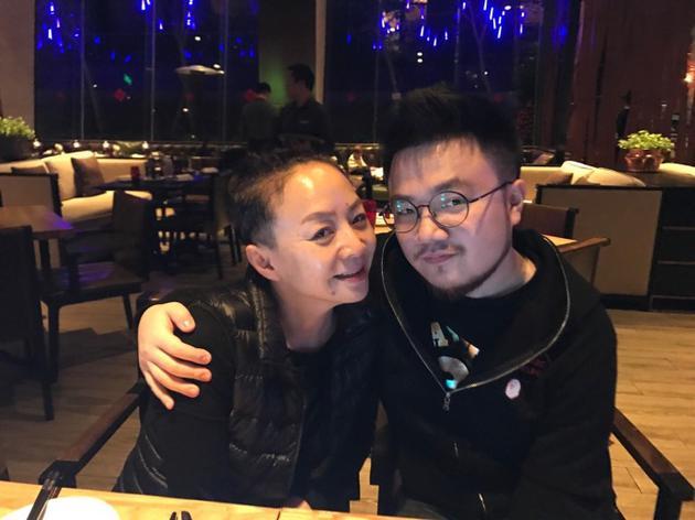 宋丹丹和儿子玩亲亲 暗讽小鲜肉没"教养"