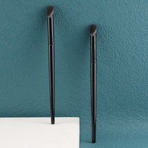 Mei Tsai little thumb concealer brush ultra-precision oblique head covering leisure brush Acne Black eye does not eat powder novice makeup brush