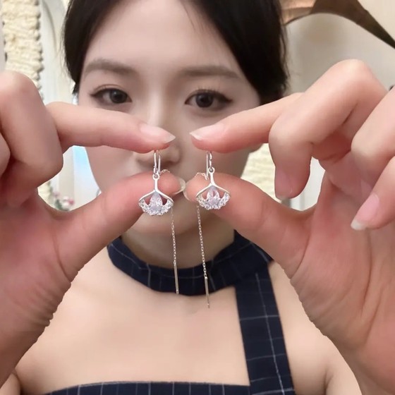 2025 New Hot Ginkgo Leaf Tassel Ear Cable Light 고급 고급 귀걸이 기질 유행 및 다목적 틈새 이어링 2025 New Hot Ginkgo Leaf Tassel Ear Cable Light 고급 고급 귀걸이 기질 유행 및 다목적 틈새 이어링