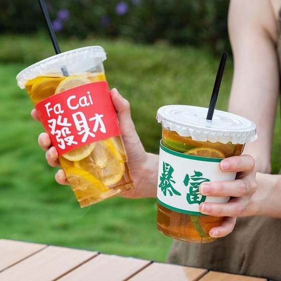 뚜껑이 달린 레몬 티 컵에 레몬 티 컵이있는 마구간을 세웠습니다. 뚜껑이 달린 레몬 티 컵에 레몬 티 컵이있는 마구간을 세웠습니다.