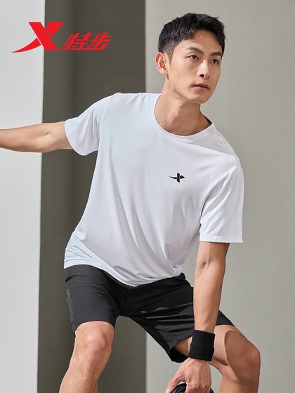 XTEP 스포츠 세트 남자 2025 여름 새로운 통기성 흡습성 빠른 건조 달리기 훈련 짧은 슬리브 반바지 2 피스 세트 XTEP 스포츠 세트 남자 2025 여름 새로운 통기성 흡습성 빠른 건조 달리기 훈련 짧은 슬리브 반바지 2 피스 세트