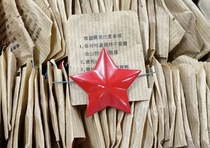 Retired inventory original 70 s old 65-style red five-star old liberation hat red five-pointed star cap emblem commemorative medal