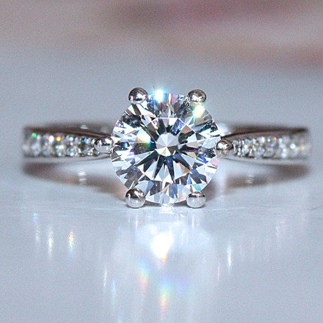 Customized Moissanite Diamond Ring Female 1 Carat Classic Six Prong Diamond Ring Platinum Wedding Simulation 18K Engagement Ring Customized Moissanite Diamond Ring Female 1 Carat Classic Six Prong Diamond Ring Platinum Wedding Simulation 18K Engagement Ring