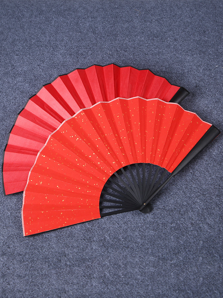 新郎接亲手持红扇火出圈 火了这款定制喜扇