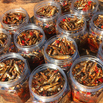 Hunan specialty small fish snacks Chili dried fish spicy tempeh Changsha fire baked fish Maomao fish under rice wax fish