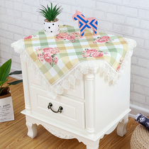 The pastoral cloth art is covered with a towel bedside table and covered with a simple dust cover