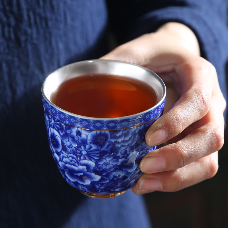 Tasted silver gilding blue and white porcelain ceramic cups, small Chinese bowl is kung fu tea set sample tea cup masters cup personal single cup of tea