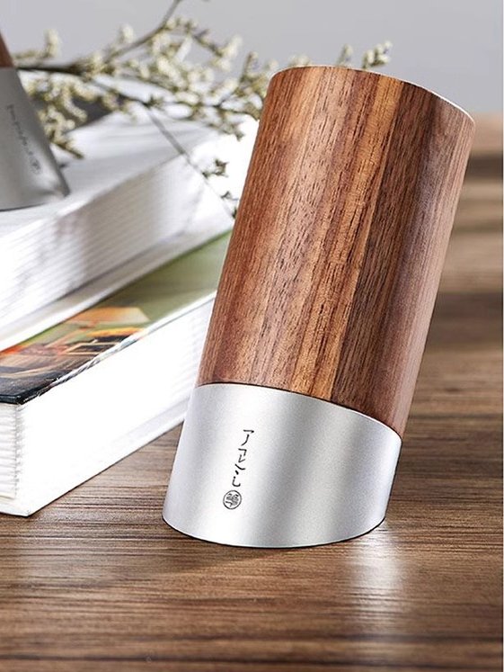 深圳设计师办公桌惊现轻奢斜插笔筒