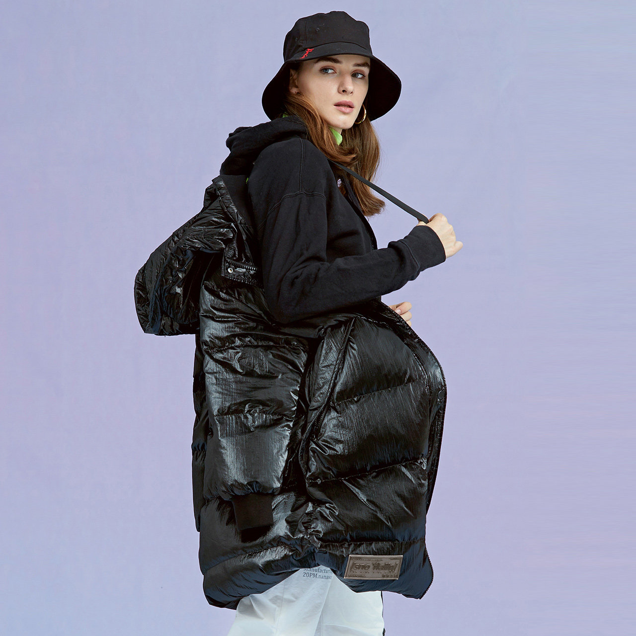 雪中飞2020秋冬潮流廓形拆卸背带女中长亮面材质羽绒服x90140080