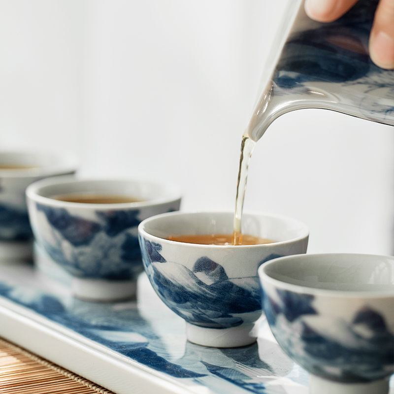 Jingdezhen blue and white landscape manual hand - made ceramic pressure hand of master cup sitting room tea pu 'er tea cup