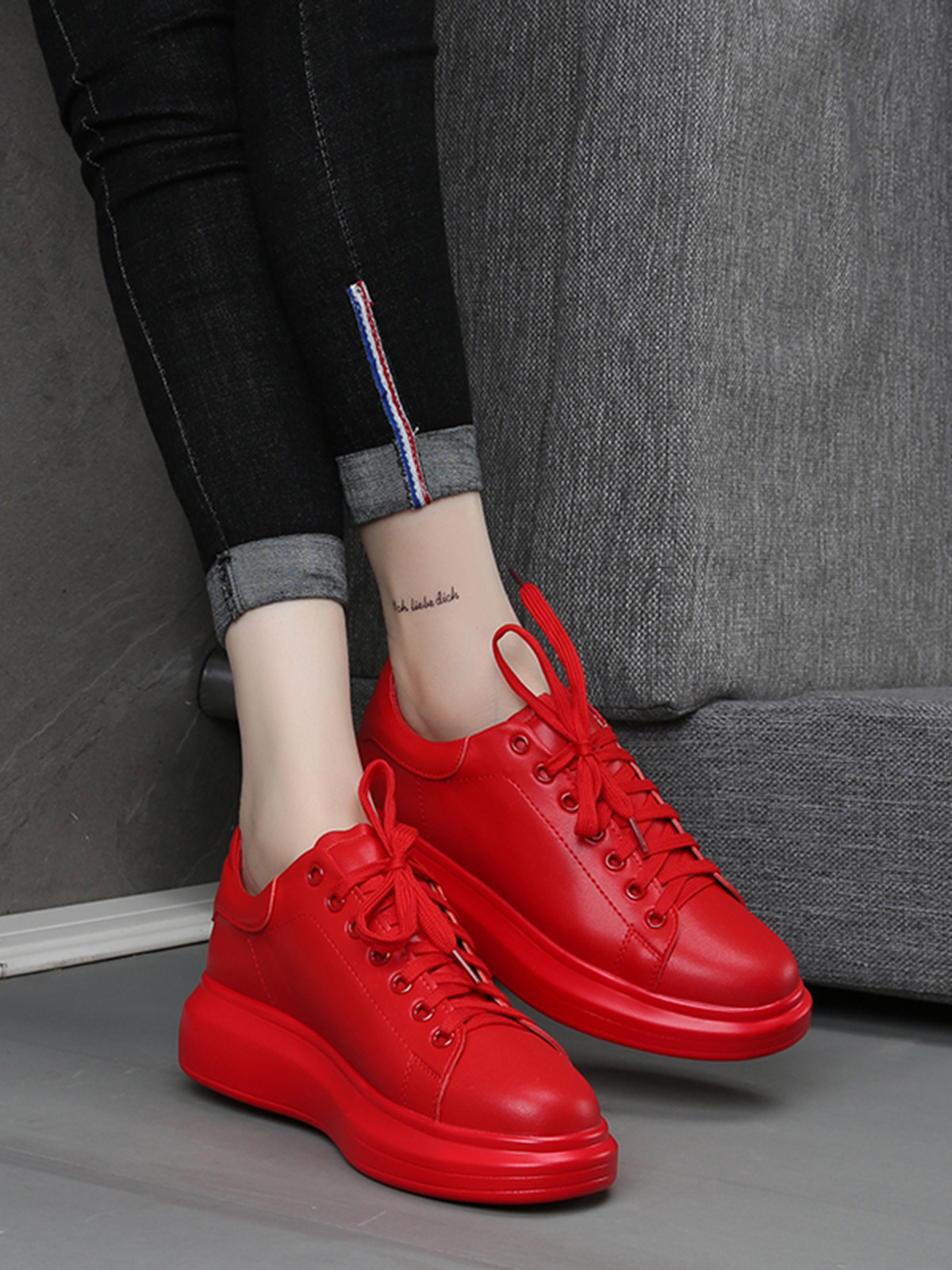 大红色休闲鞋总是那么的鲜艳,搭配衣服混搭就可以了,四季都是可以穿的