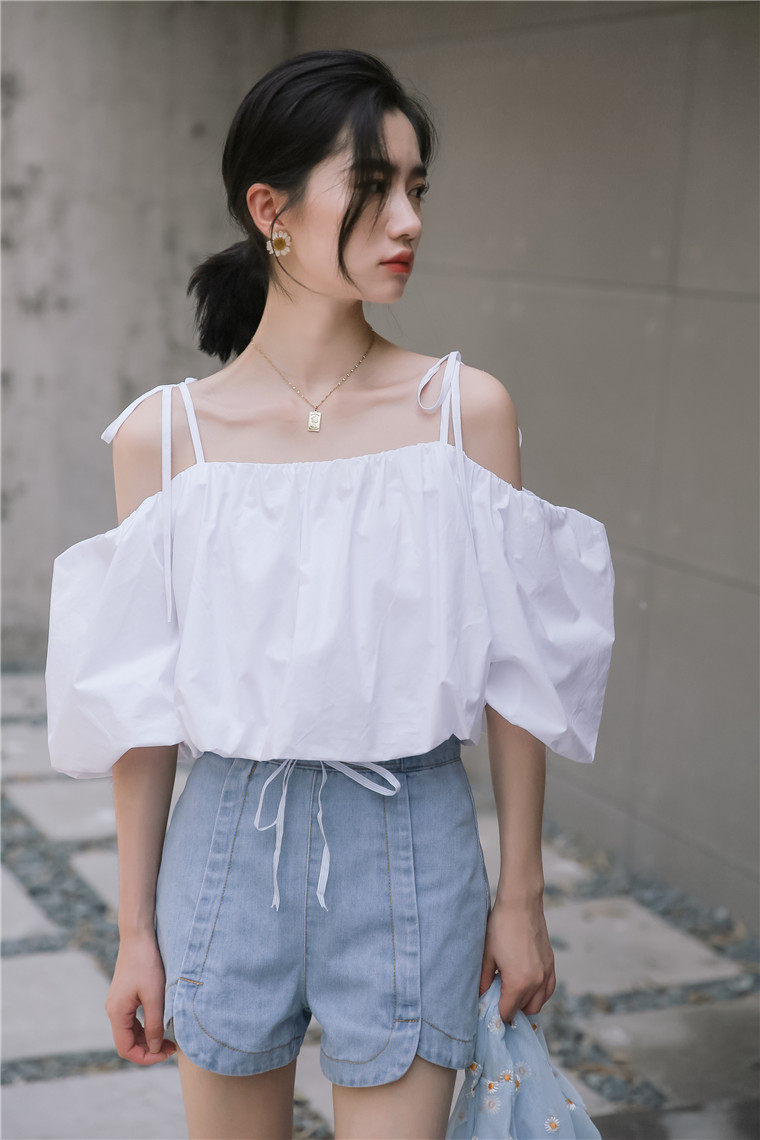 8363# 2020实拍夏款 设计感泡泡袖短款系绳吊带露肩一字领衬衫1