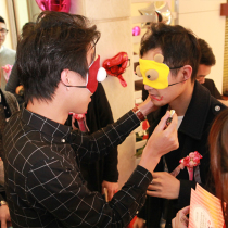 Pick up the pro blocking the door game props tricky groom brother running male blindfold lipstick game card girlfriends wedding gifts