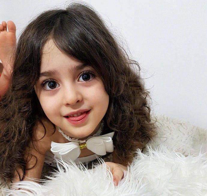 这个小姑娘叫mahdis,来自伊朗,五官精美的像个天使,美的随便拍一拍都