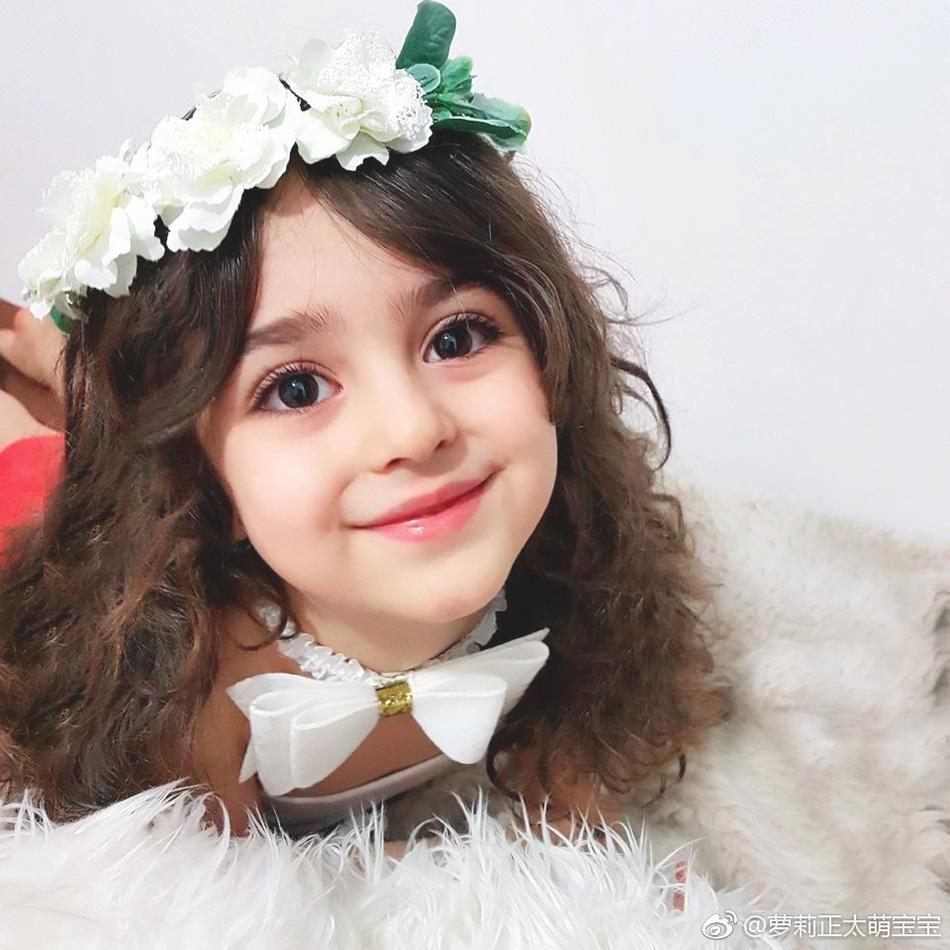 来自伊朗,五官精美的像个天使,美的随便拍一拍都可以做手机屏保的那种