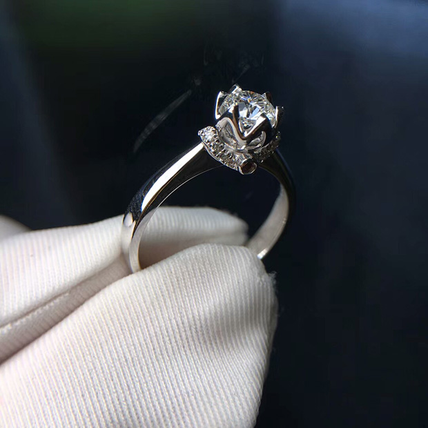 18k白金d色莫桑石真爱加冕钻戒女群镶碎钻结婚戒指仿钻50分