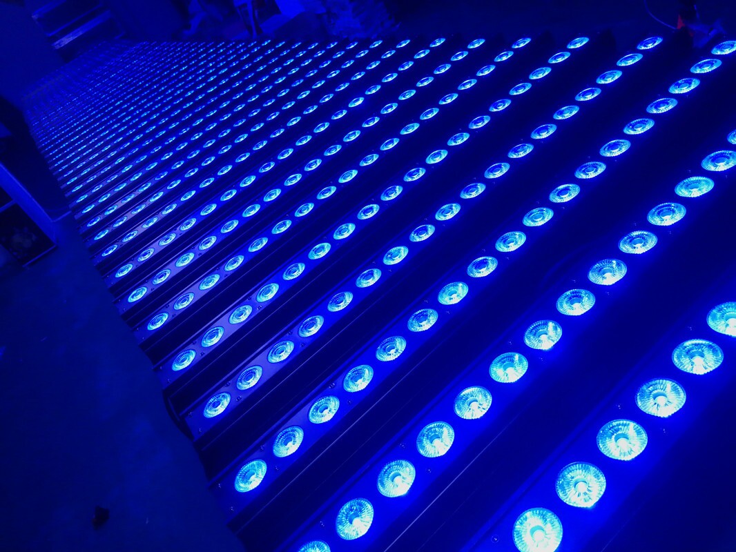 低价出售18颗四合一洗墙灯婚庆led背景灯婚礼酒吧染色灯全彩跑马灯