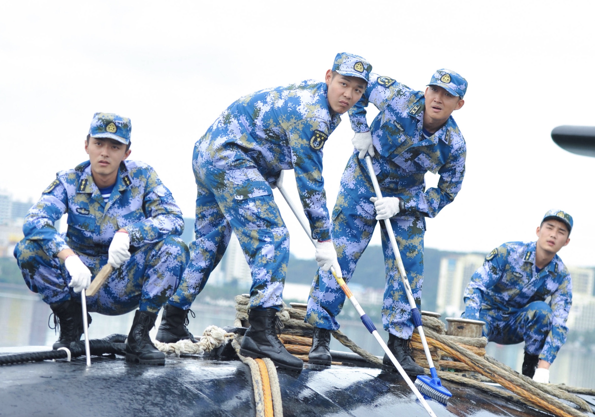 扒一扒《深海利剑》小哥哥们用哪款手机