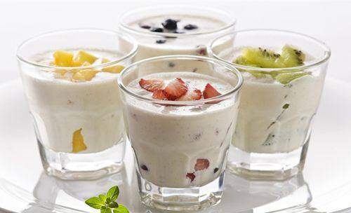 卡通宝宝喝酸奶囹a