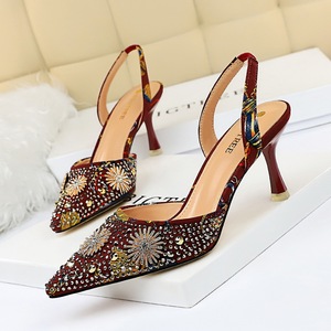 896-1 in Europe and the banquet for women's shoes with high heels shallow mouth pointed metallic rivet flower rhine