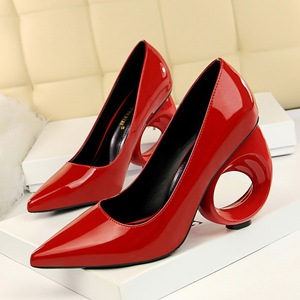 600-1 the European and American wind fashion sexy nightclub show thin heels hollow out with paint shallow mouth pointed