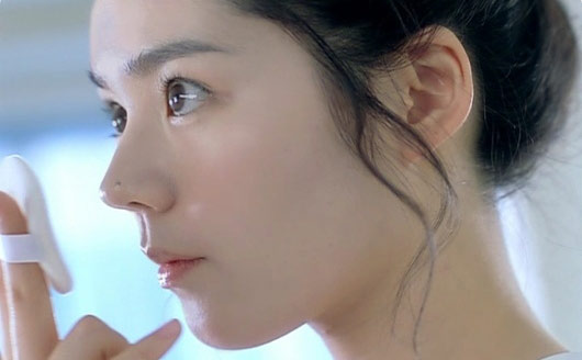 韩佳人的鼻子是她面部的最大亮点,而鼻子上的痣更是为她增色不少,成为