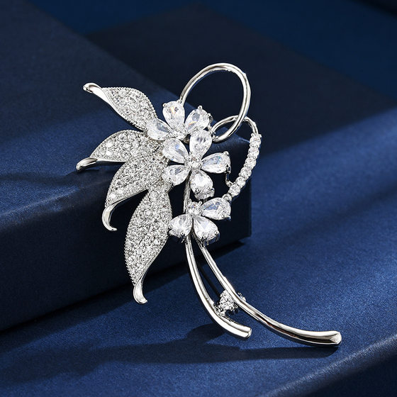 Atmospheric and exquisite three-flower four-leaf brooch women's high-end light luxury temperament corsage pin anti-exposure accessories exquisite
Atmospheric and exquisite three-flower four-leaf brooch women's high-end light luxury temperament corsage pin anti-exposure accessories exquisite