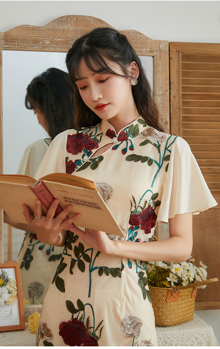荷叶袖旗袍紧身少女年轻款改良版日常方便复古玫瑰刺绣中长款