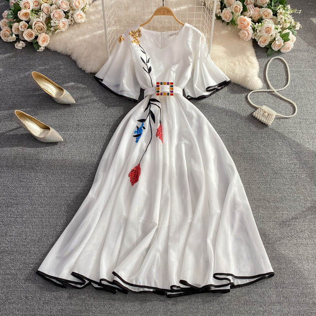 Light luxury, high-end temperament, super fairy embroidery, V-neck, lotus leaf, waist and thin a-line dress, elegant and large-swing long skirt Light luxury, high-end temperament, super fairy embroidery, V-neck, lotus leaf, waist and thin a-line dress, elegant and large-swing long skirt